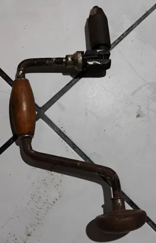 Furadeira antiga manual