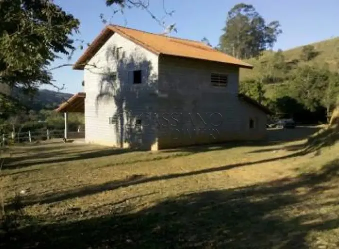 Sítio à venda de 300m² | 04 dormitórios e 02 banheiros | Altos de Santana - São José dos C