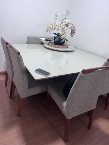 Mesa de madeira com vidro branco