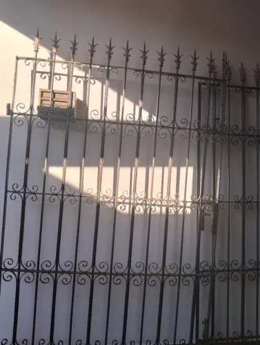 Vendo um portão de ferro tamanho 280 de largura por 220 altura cor cinza 