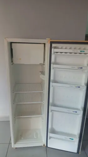 Vende-se Geladeira e mesa 
