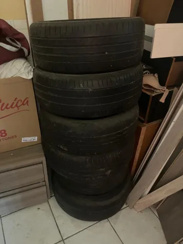 Pneus 215 50/R17 conservados