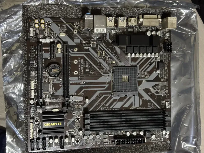 Placa mãe B450M Gigabyte
