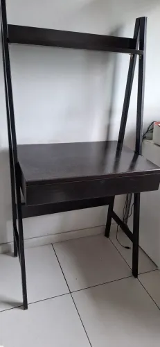 Escrivaninha madeira e ferro. 1 gaveta.  Cor tabaco