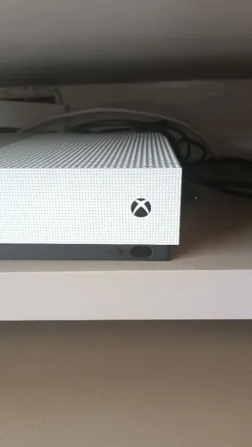 XBOX ONE: conservado, com 1 controle e jogos