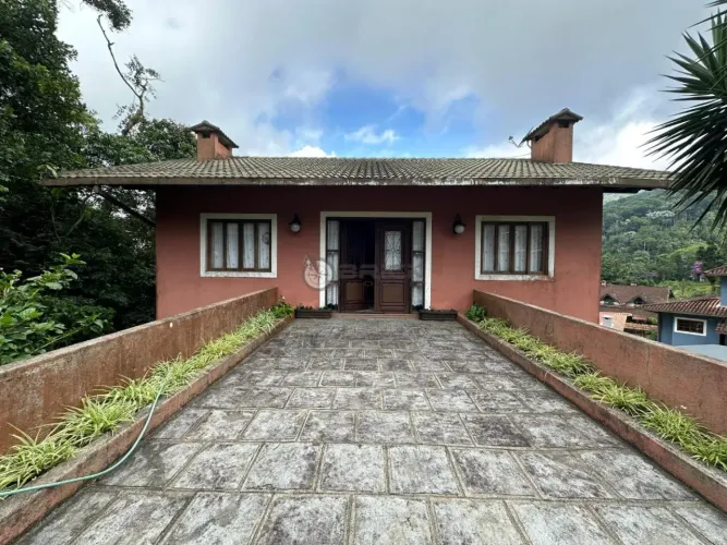 Casa em condomínio à venda com 2 suítes, 140 m² no Comary - Teresópolis/RJ.