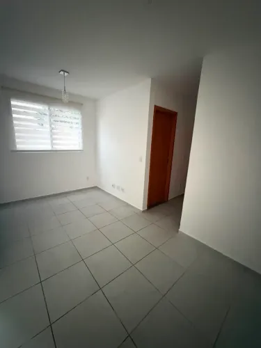 ALUGO APARTAMENTO TÉRREO COM ÁREA PRIVATIVA NO CONDOMÍNIO CHAPADA DAS ROSAS