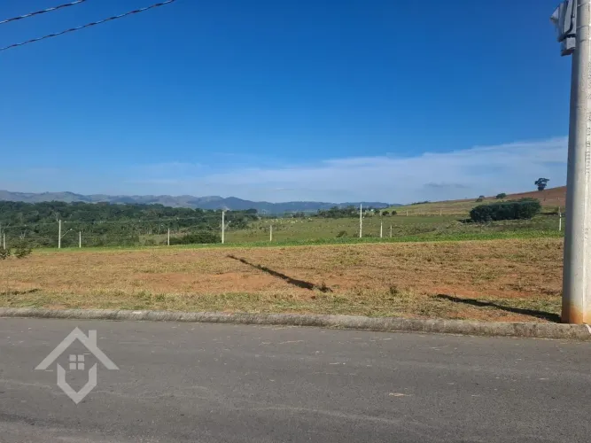 Terreno à Venda no Condomínio Borda do Lago em Caçapava - SP