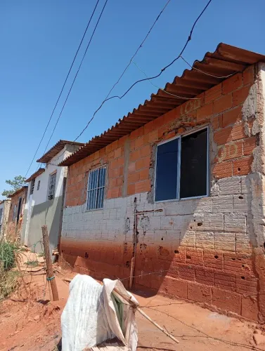 Vendo casa sem acabamento 2 cômodos é 1 banheiro é área de tanque 35 mil avista,.