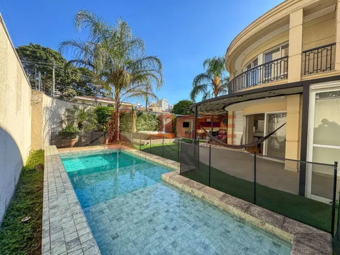 Casa Exclusiva em Condomínio Fechado no Campo Belo | 640 m² | 4 Suítes | Piscina e Área Go