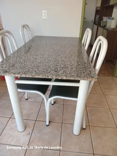 Mesa tubular com tampo de granito mais quatro cadeiras