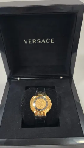 Relógio Versace medusa, cica em ouro.