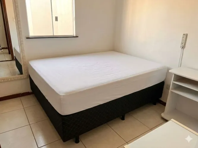 Cama com colchão grande