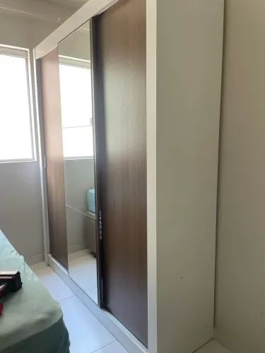 Guarda roupas duas portas com espelho semi novo
