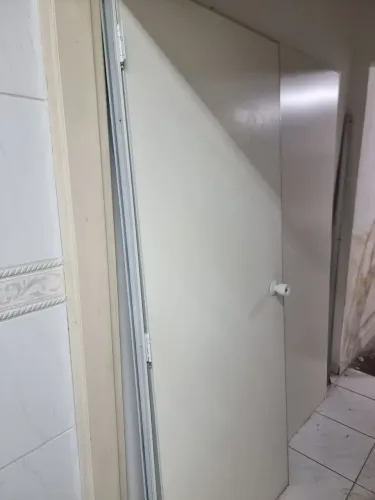 Divisória eucatex com porta e janela fixa