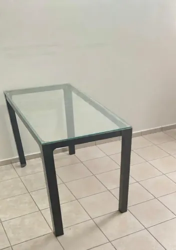 Mesa de Escritório Estilo Industrial com Tampo de Vidro