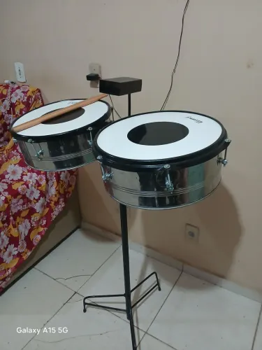 Timbal completo com tripé e baquetas