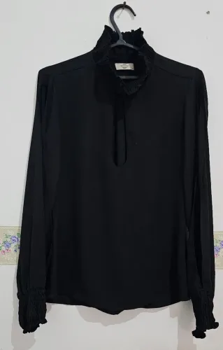 Blusa Feminina com gola. Nova. Super Estilosa. Promoção.