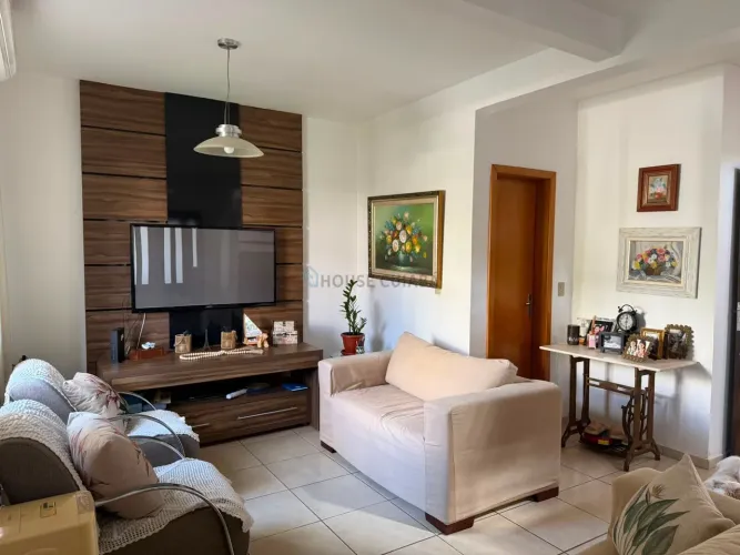 Casa à venda em condomínio 3 quartos sendo 1 suite