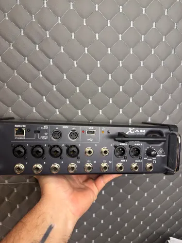 Mesa digital Behringer XR12 Air