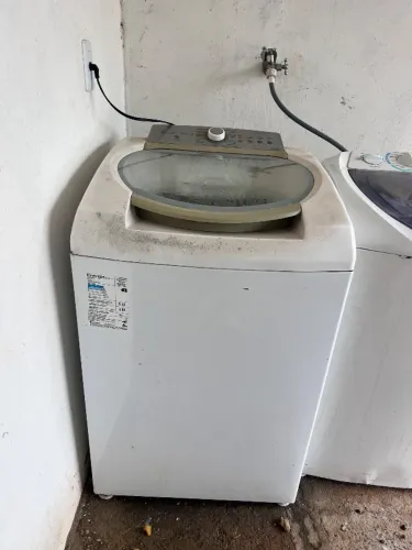 Máquinas de lavar (uma lava e centrifuga, e a outra só lava!)