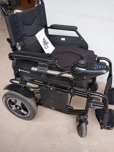 Cadeira de rodas motorizada e normal