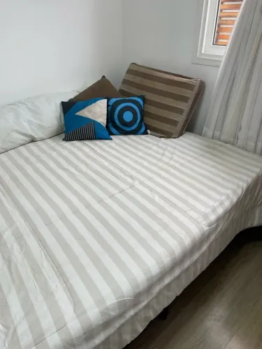 Cama de casal com colchão acoplado