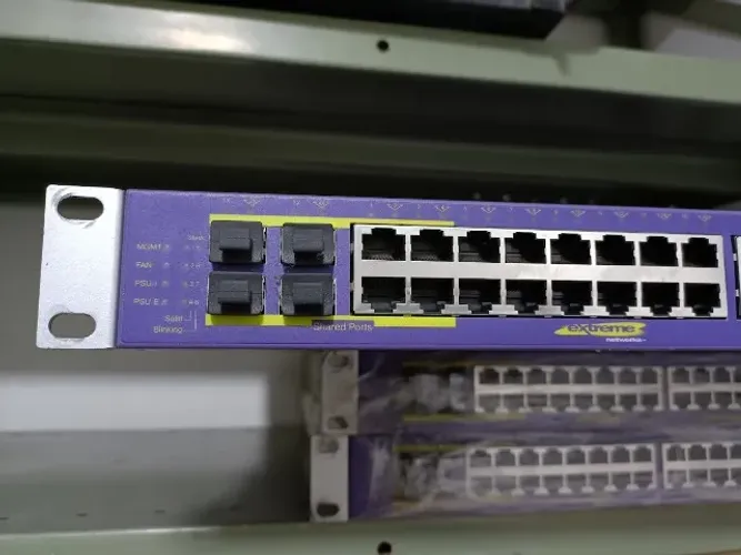 Switch Summit X400 - 48t Gerenciável Adaptive Gigabit / 10gb