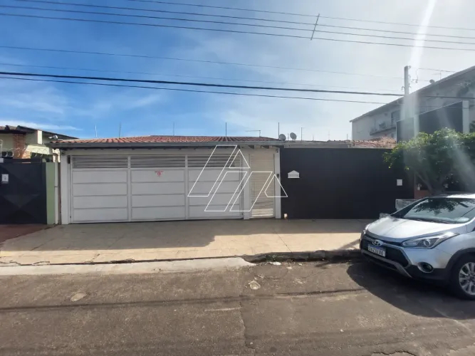 Casa Ampla de 200 m² com 3 Salas, Suíte e 5 Vagas no Bairro Polon