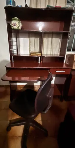 Doa-se escrivaninha com cadeira 