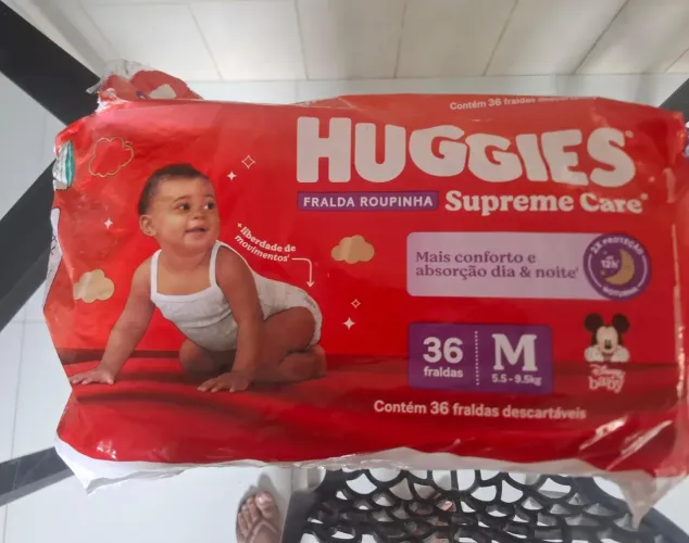 Fralda shortinho M huggies supreme care