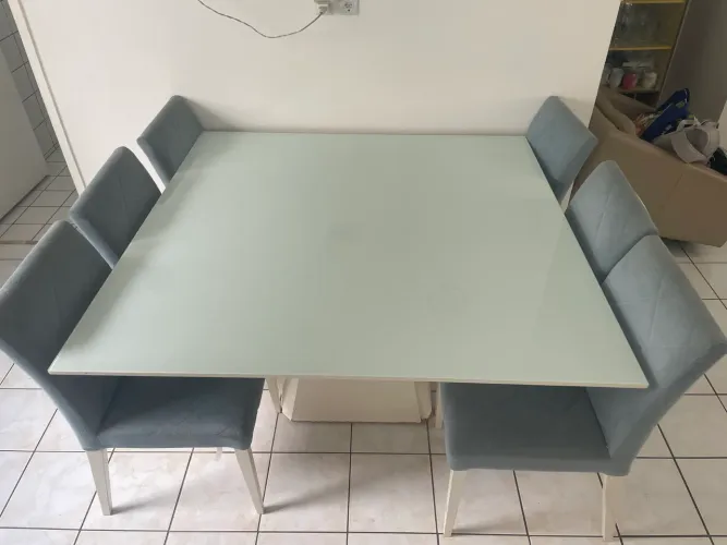 Vendo mesa de jantar com 08 cadeiras 