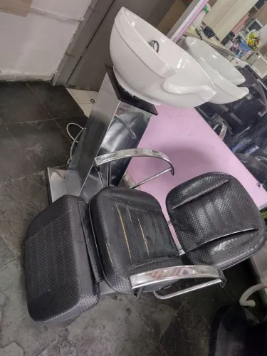 Vendo um lavatório acoplado com cadeira de cabeleireiro   muito bom 
