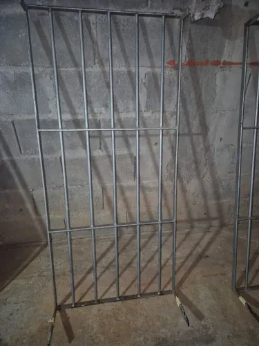 2 grades de proteção (capela) alt.1,30 lar. 0,61.