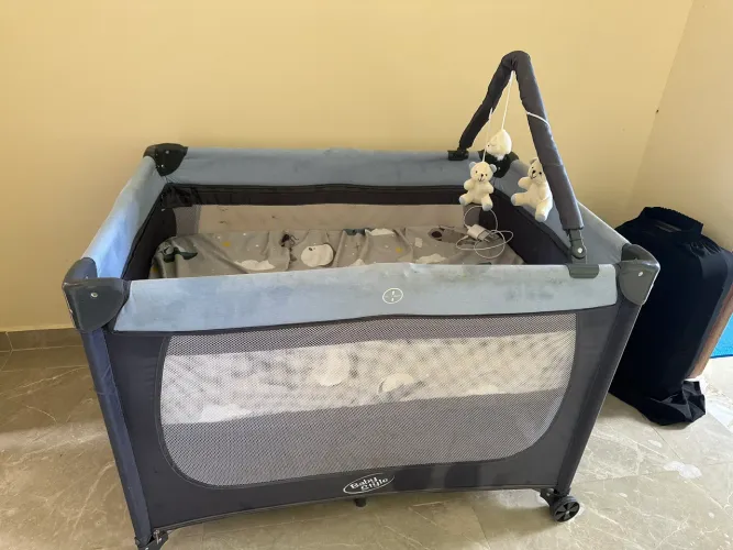 Vendo este um chiqueirrinho completo com trocador e com colchão