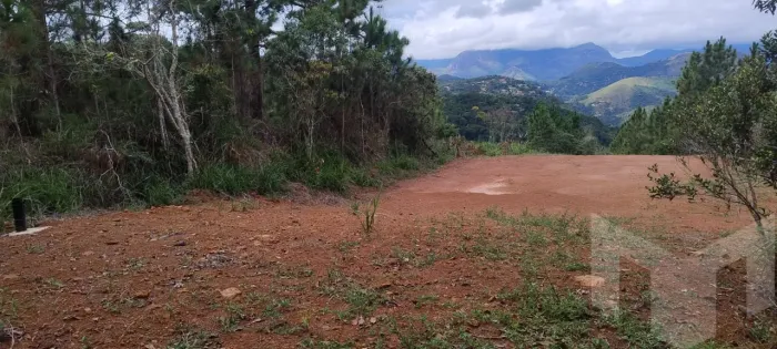 Localizado em recanto tranquilo, cercado de bela natureza, com belíssima vista para as mon