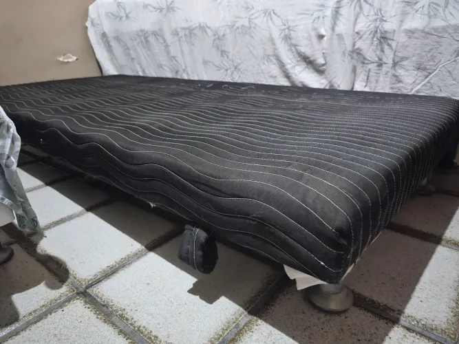 Cama auxiliar solteiro com colchão integrado.