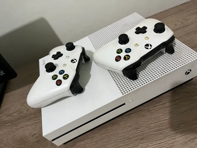 X Box One S Branco - Acompanha dois controles