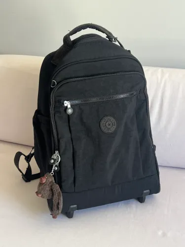 Mochila Kipling Live Light Original Preta com Rodinhas - Estado de Nova