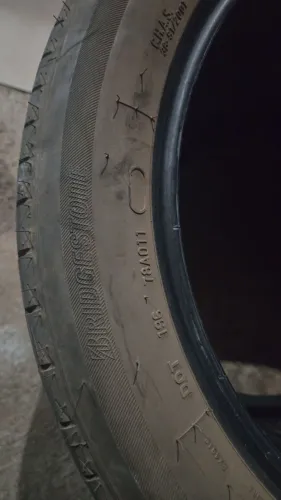 Vendo par de pneus Bridgestone 225/50 R18
