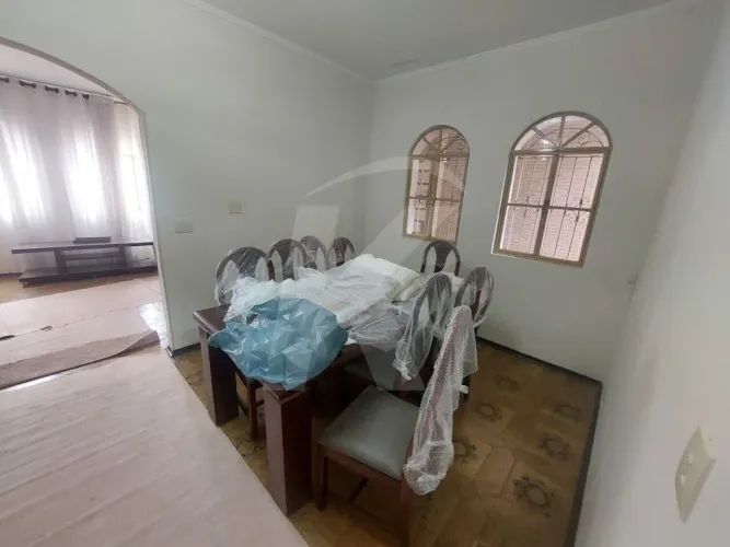 Sobrado com 3 quartos, sendo 1 com suíte, sala, cozinha, 3 banheiros, 2 vagas de garagem.