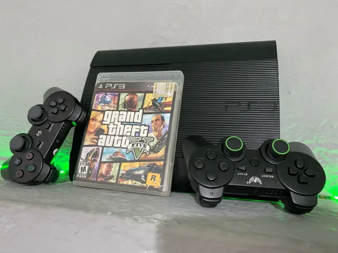 PlayStation 3 super slim 500 GB com 1 jogo original mais jogos internos + 2 controles