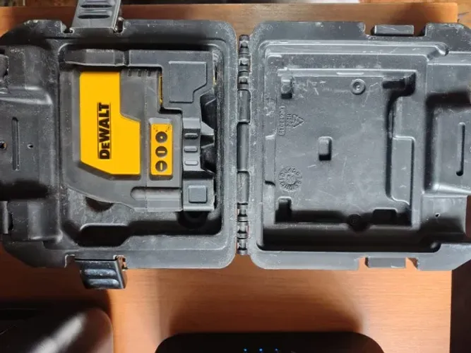 NÍVEL A LASER DEWALT DE LINHAS CRUZADAS A PILHA