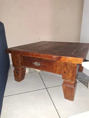 Mesa de centro em madeira de demolição