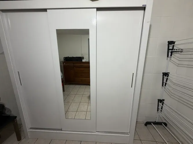Guarda-roupa solteiro 3 portas de correr com espelho - bom estado