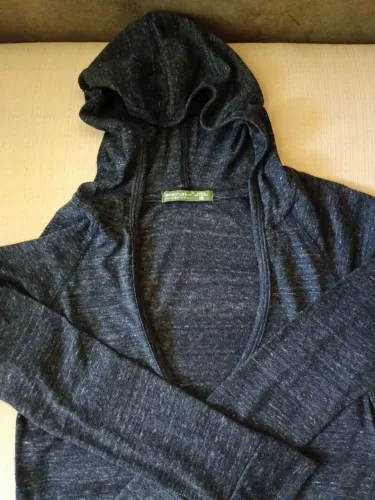 Blusa em malha mescla cinza escuro canguru gola v, com capuz importada