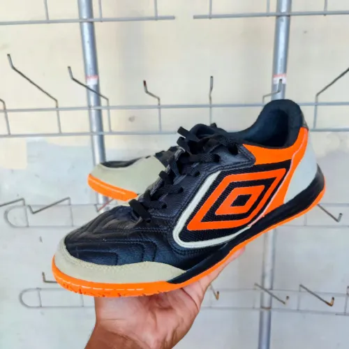 Chuteira Futsal Umbro Pro Challenge Uptake - Tamanho  41<br><br>Tam. 41 - Seminova (impecável)