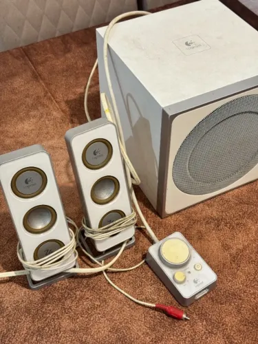 Caixas de Som Logitech 2.1 com Subwoofer Brancas - Completo