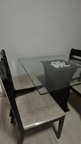 Mesa de quarto cadeiras em bom estado de conservação 