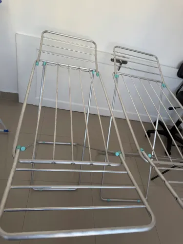 Vendo 3 varais de chão de alumínio, novos. R$ 400 os 3. Não vendo separado.